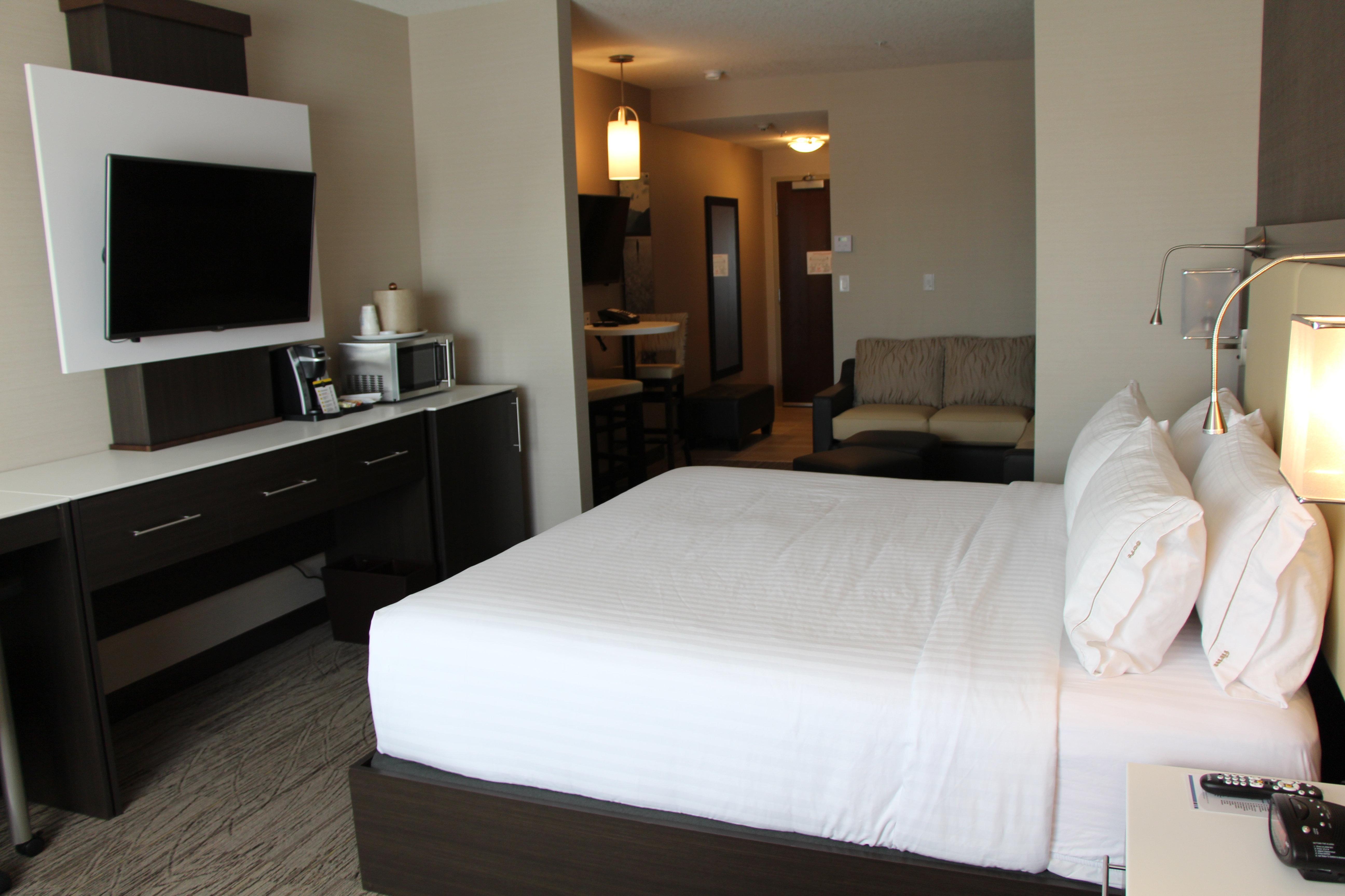 Holiday Inn Express & Suites Cold Lake By Ihg Bagian luar foto