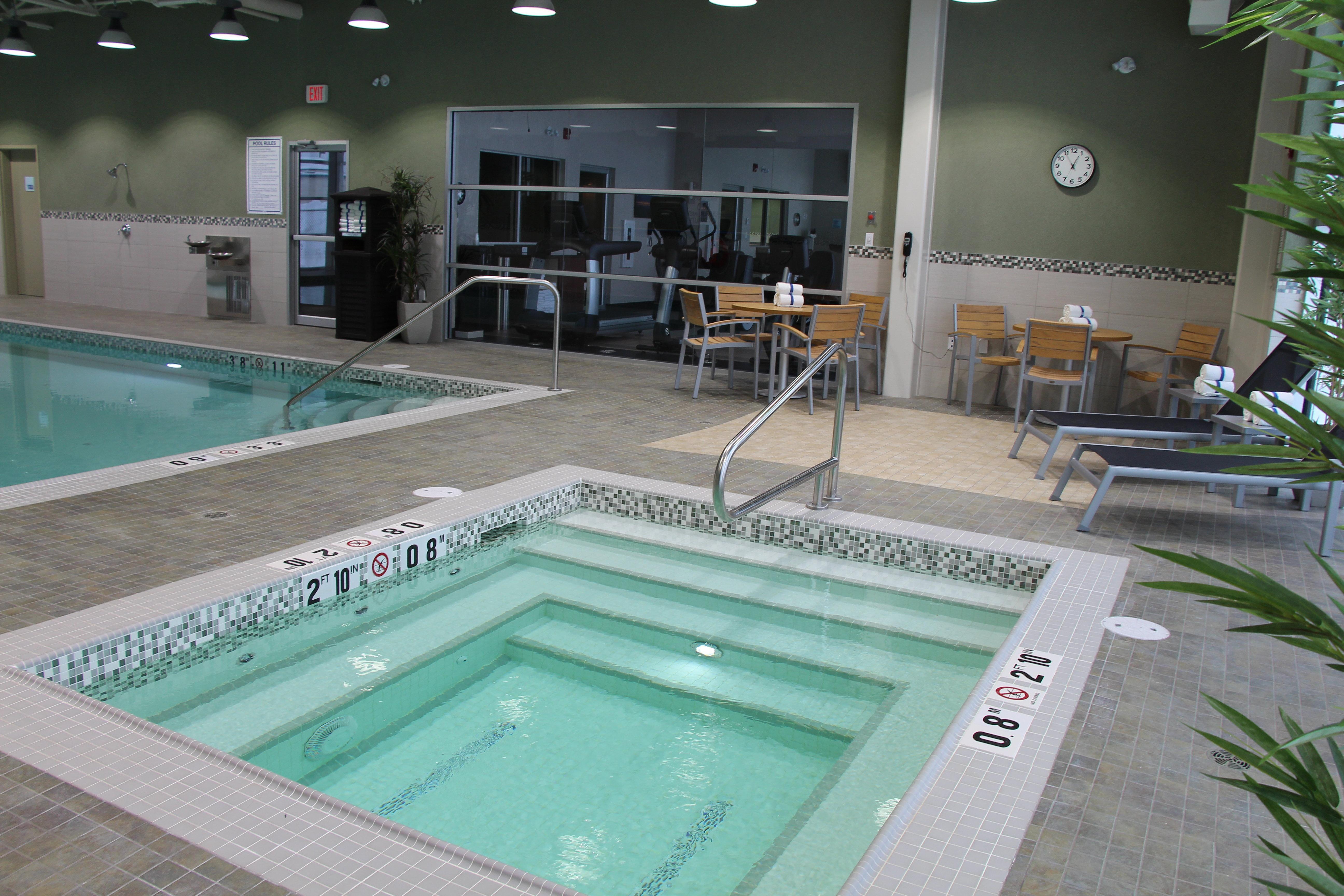 Holiday Inn Express & Suites Cold Lake By Ihg Bagian luar foto