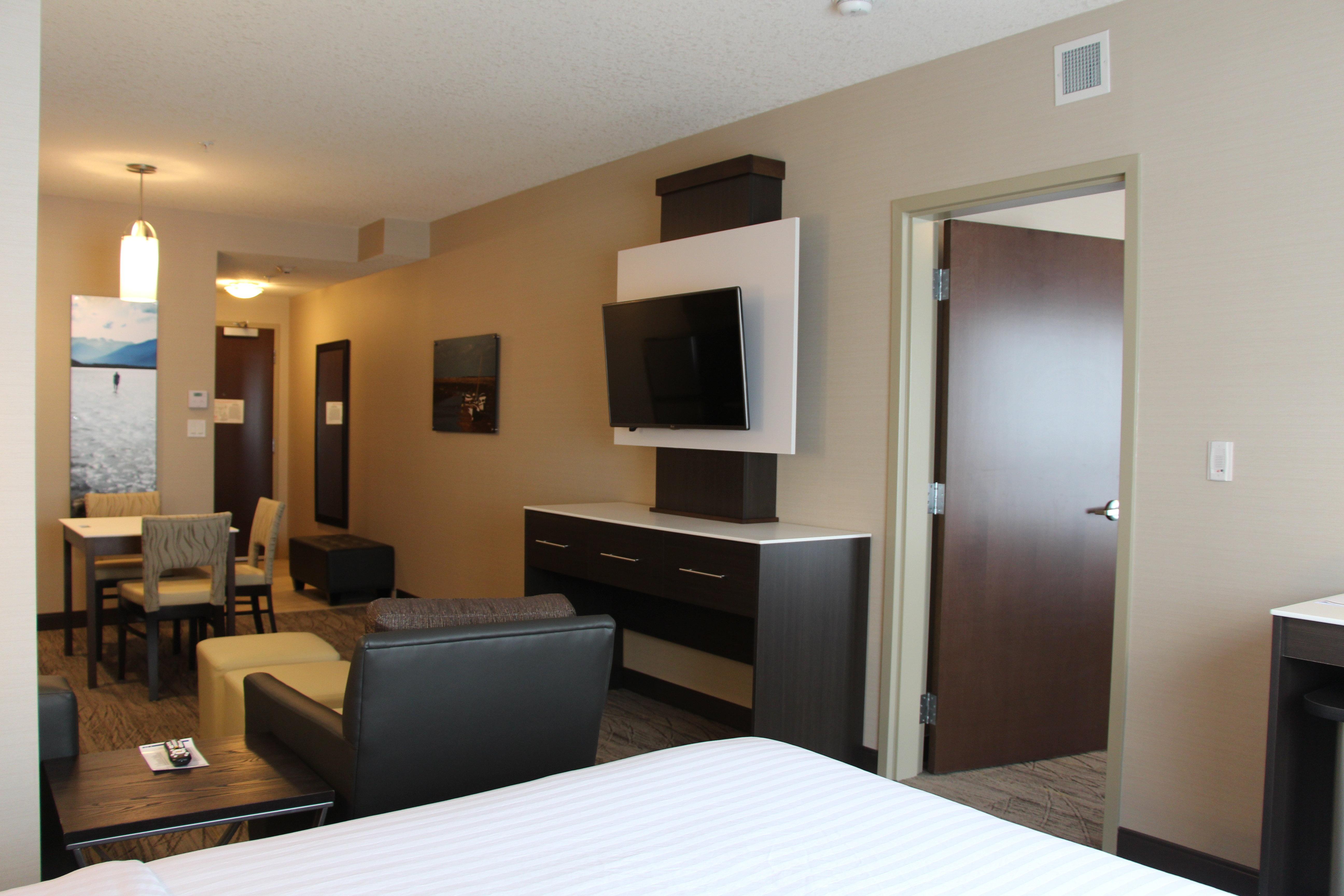 Holiday Inn Express & Suites Cold Lake By Ihg Bagian luar foto