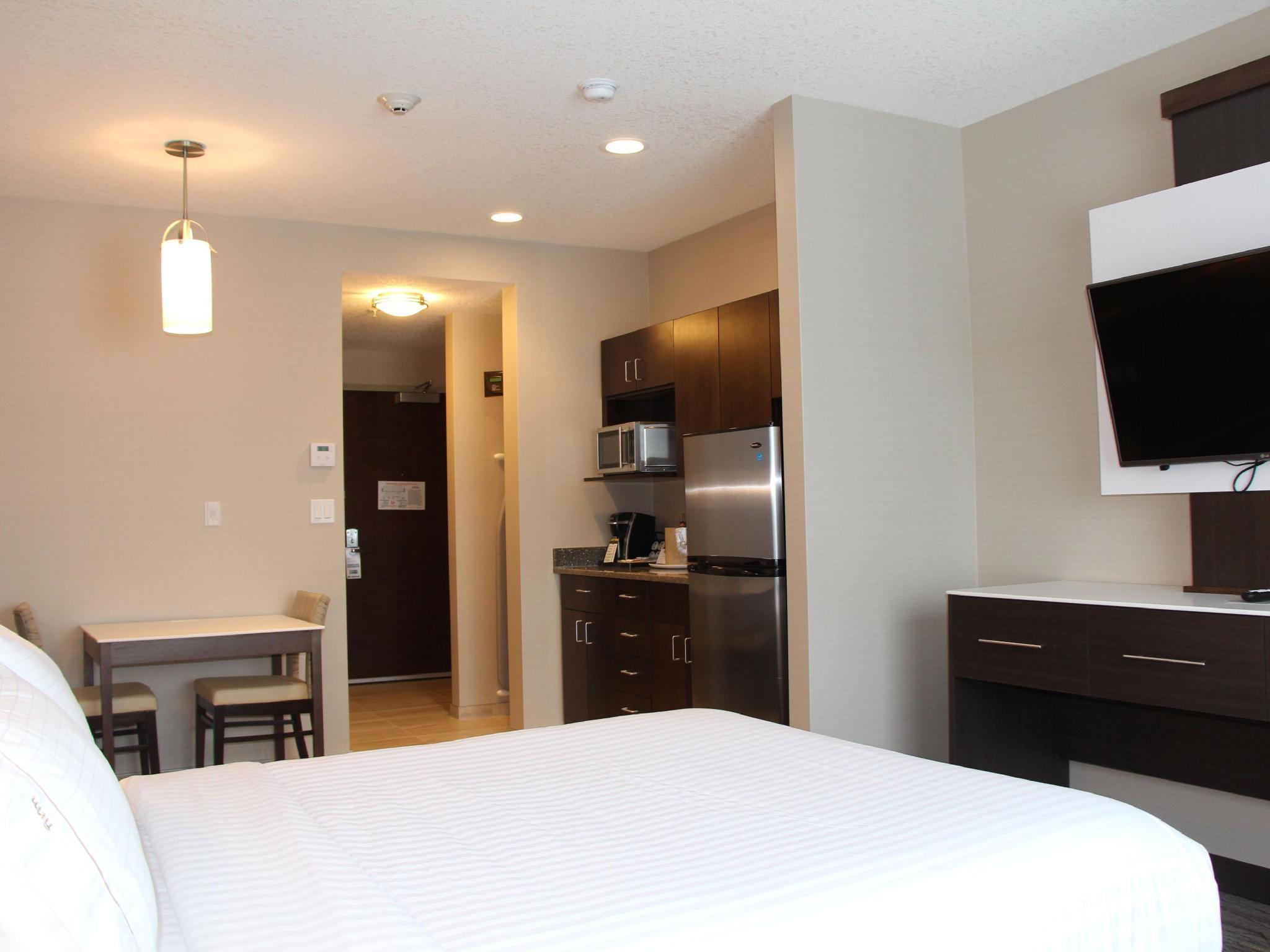 Holiday Inn Express & Suites Cold Lake By Ihg Bagian luar foto