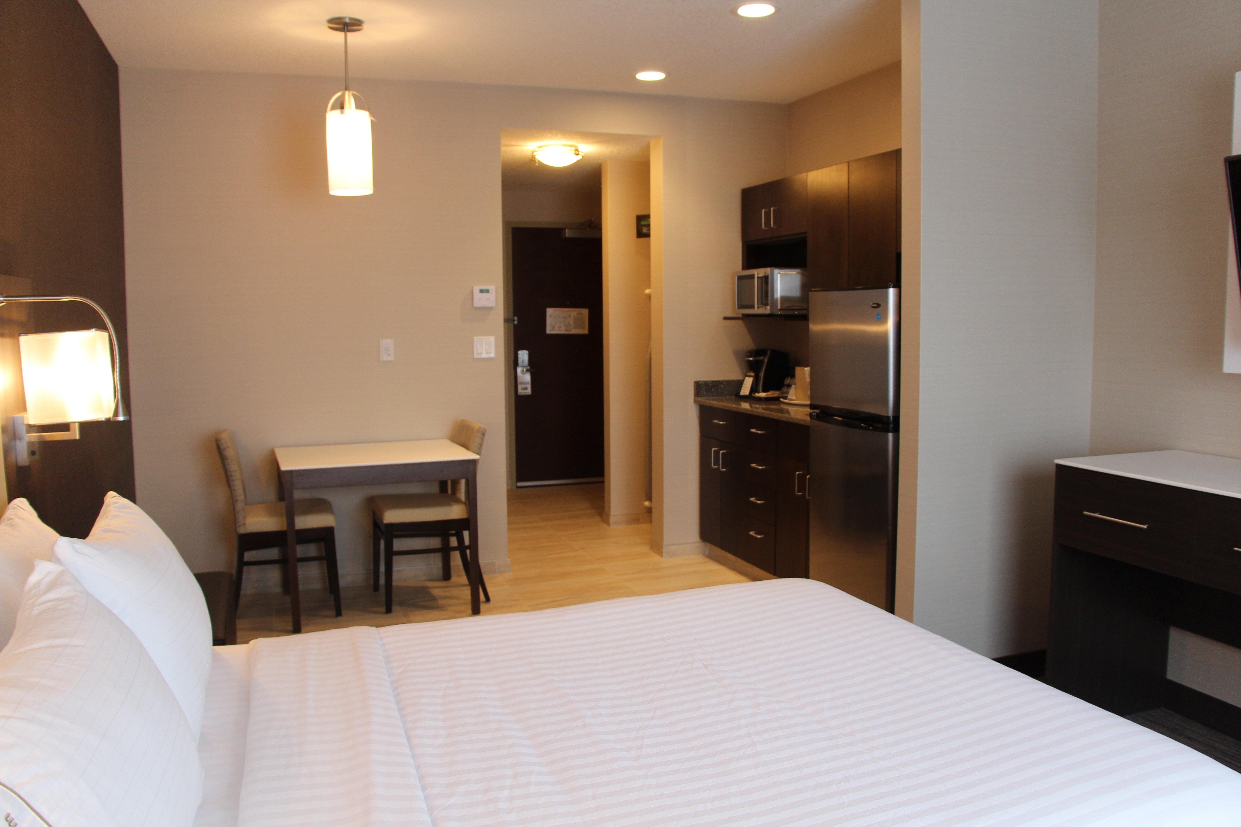 Holiday Inn Express & Suites Cold Lake By Ihg Bagian luar foto