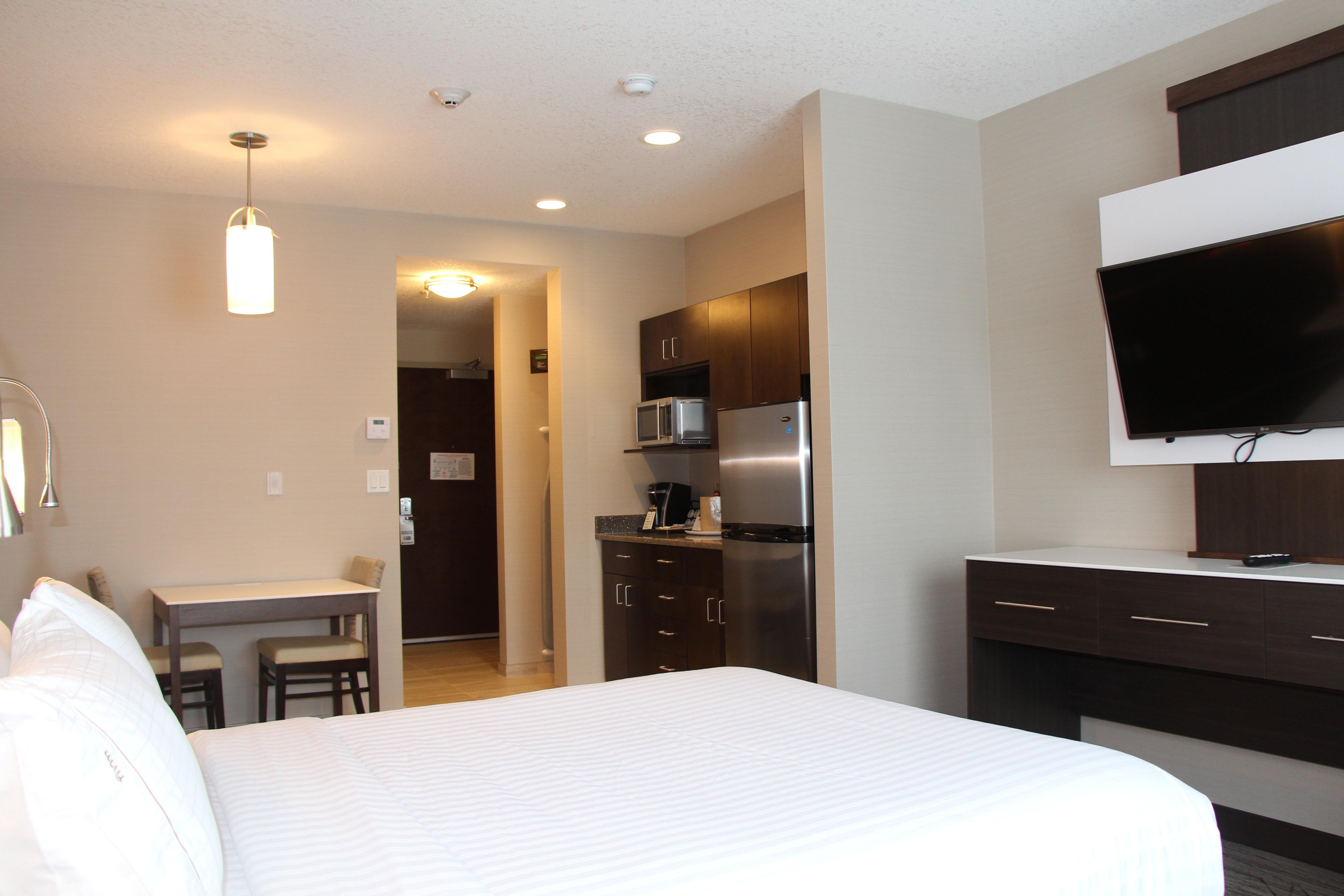 Holiday Inn Express & Suites Cold Lake By Ihg Bagian luar foto