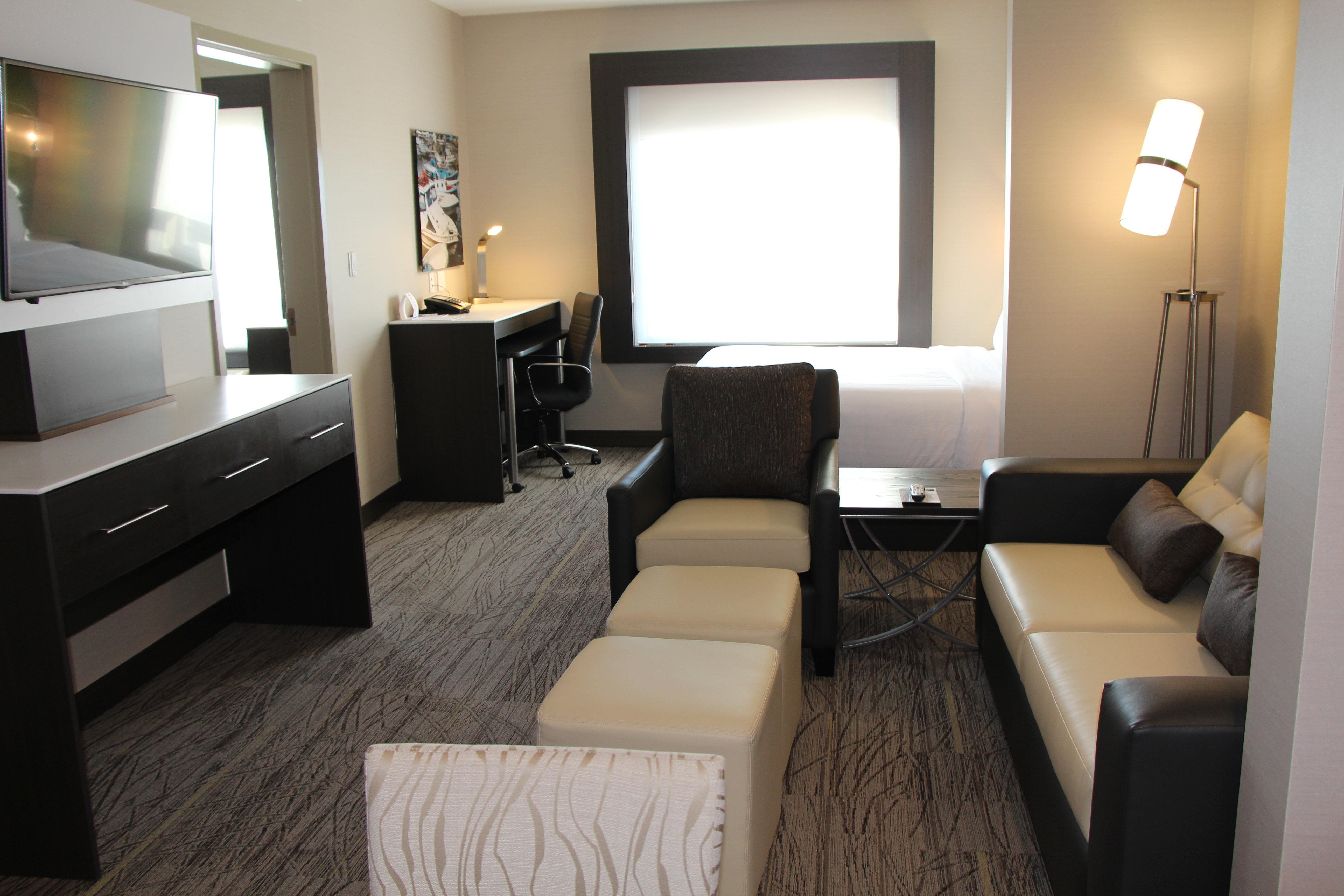 Holiday Inn Express & Suites Cold Lake By Ihg Bagian luar foto