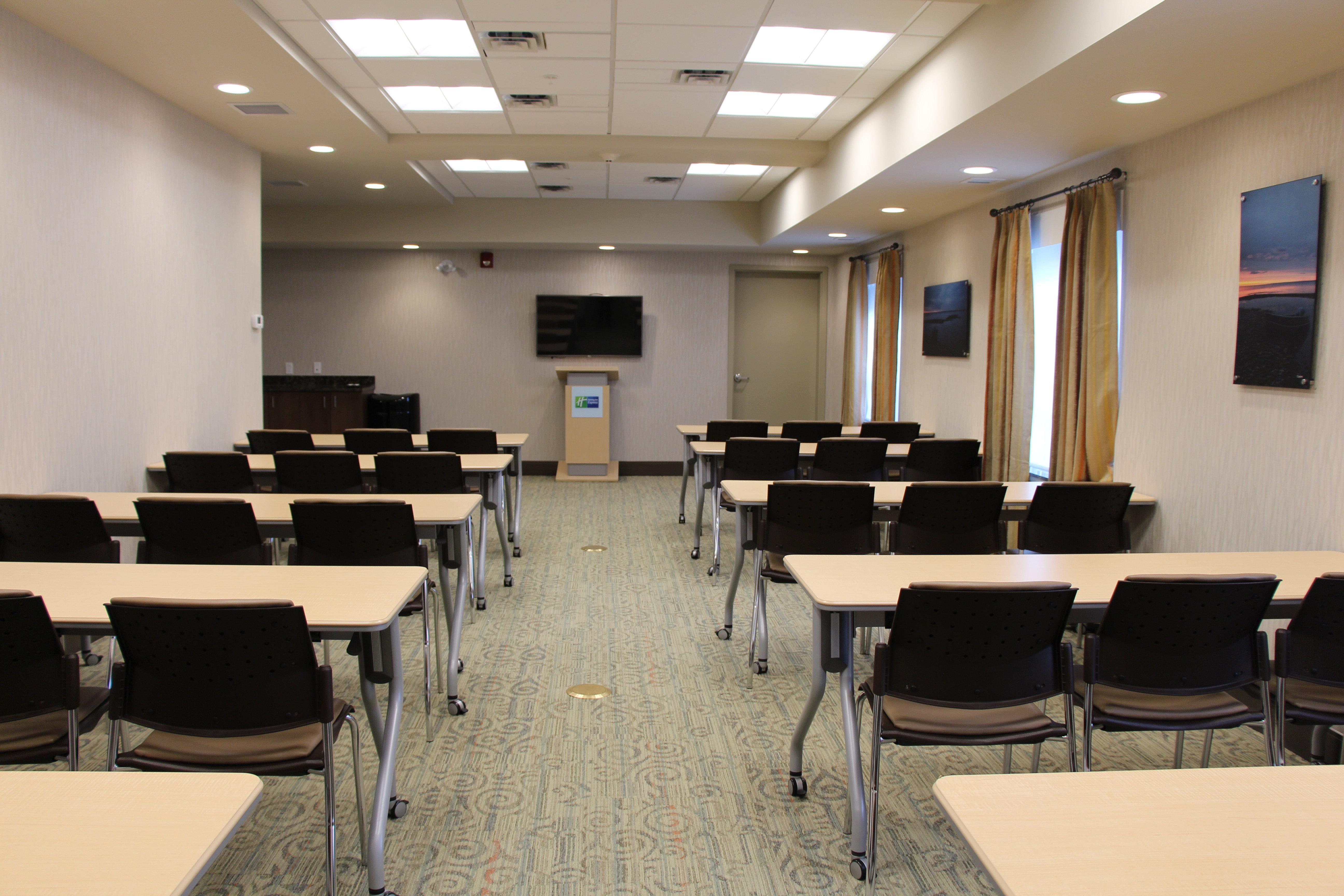 Holiday Inn Express & Suites Cold Lake By Ihg Bagian luar foto