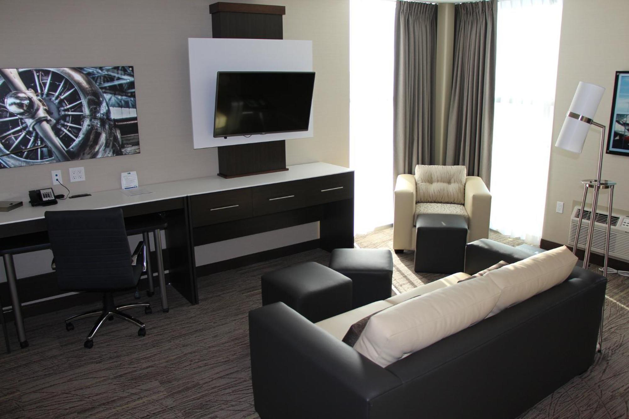 Holiday Inn Express & Suites Cold Lake By Ihg Bagian luar foto