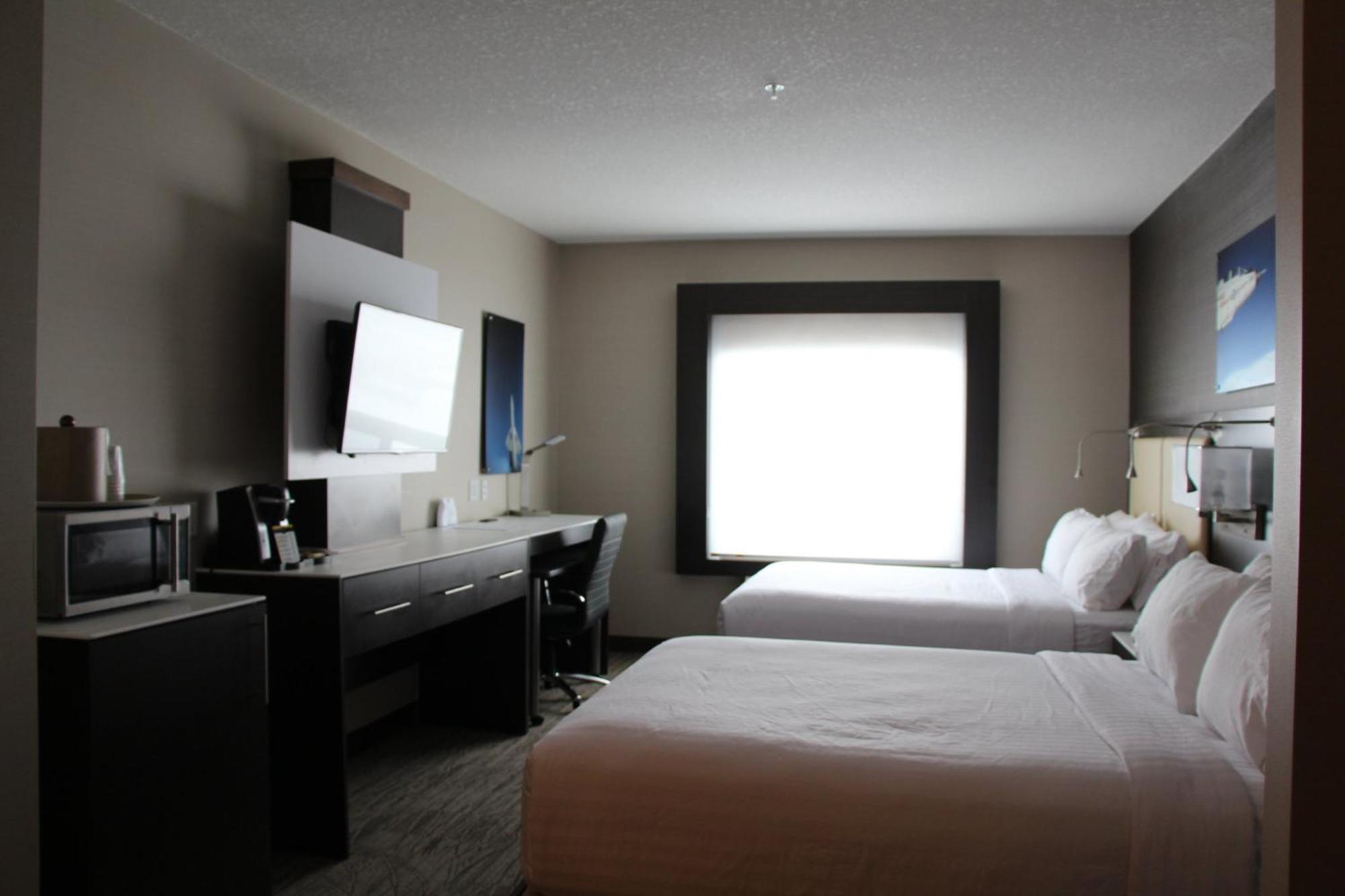 Holiday Inn Express & Suites Cold Lake By Ihg Bagian luar foto