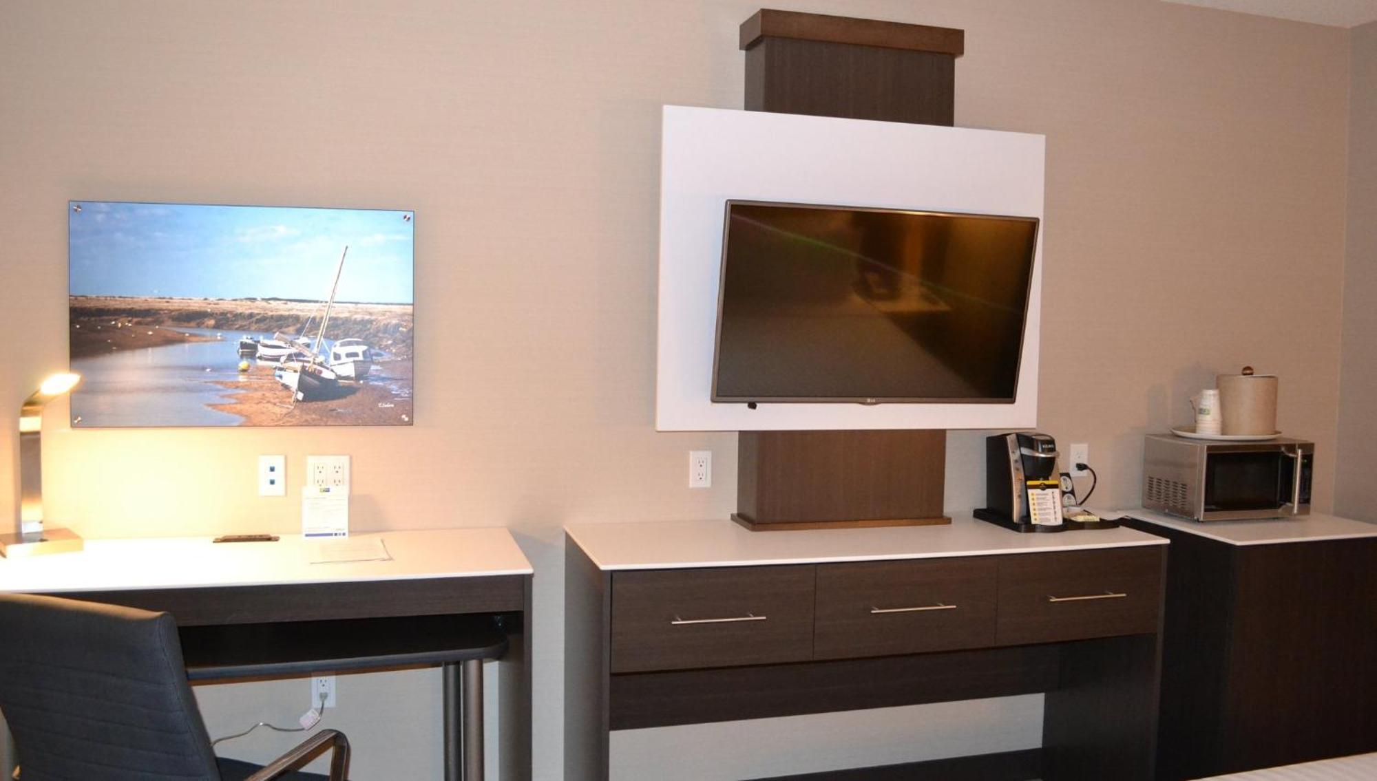 Holiday Inn Express & Suites Cold Lake By Ihg Bagian luar foto