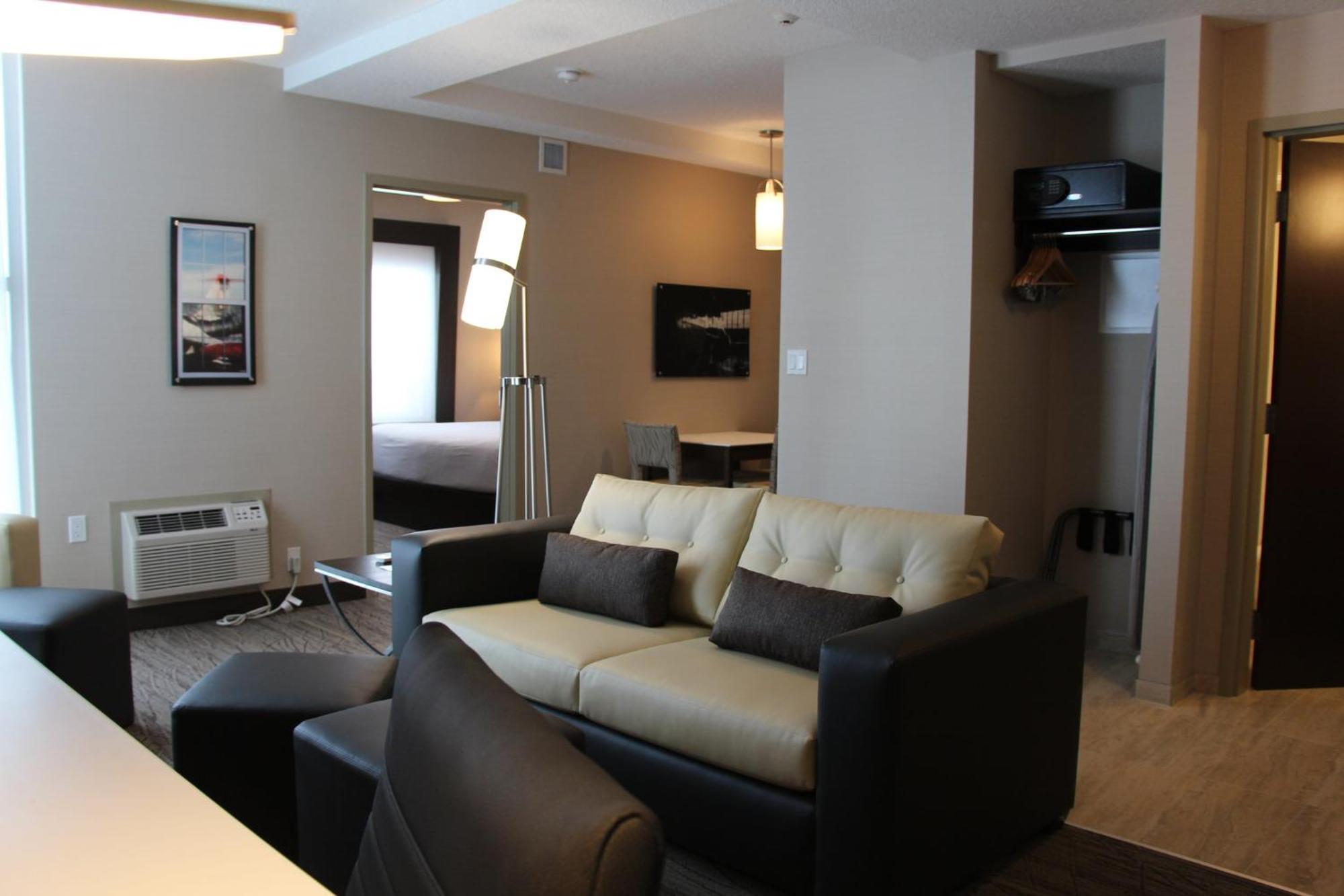 Holiday Inn Express & Suites Cold Lake By Ihg Bagian luar foto