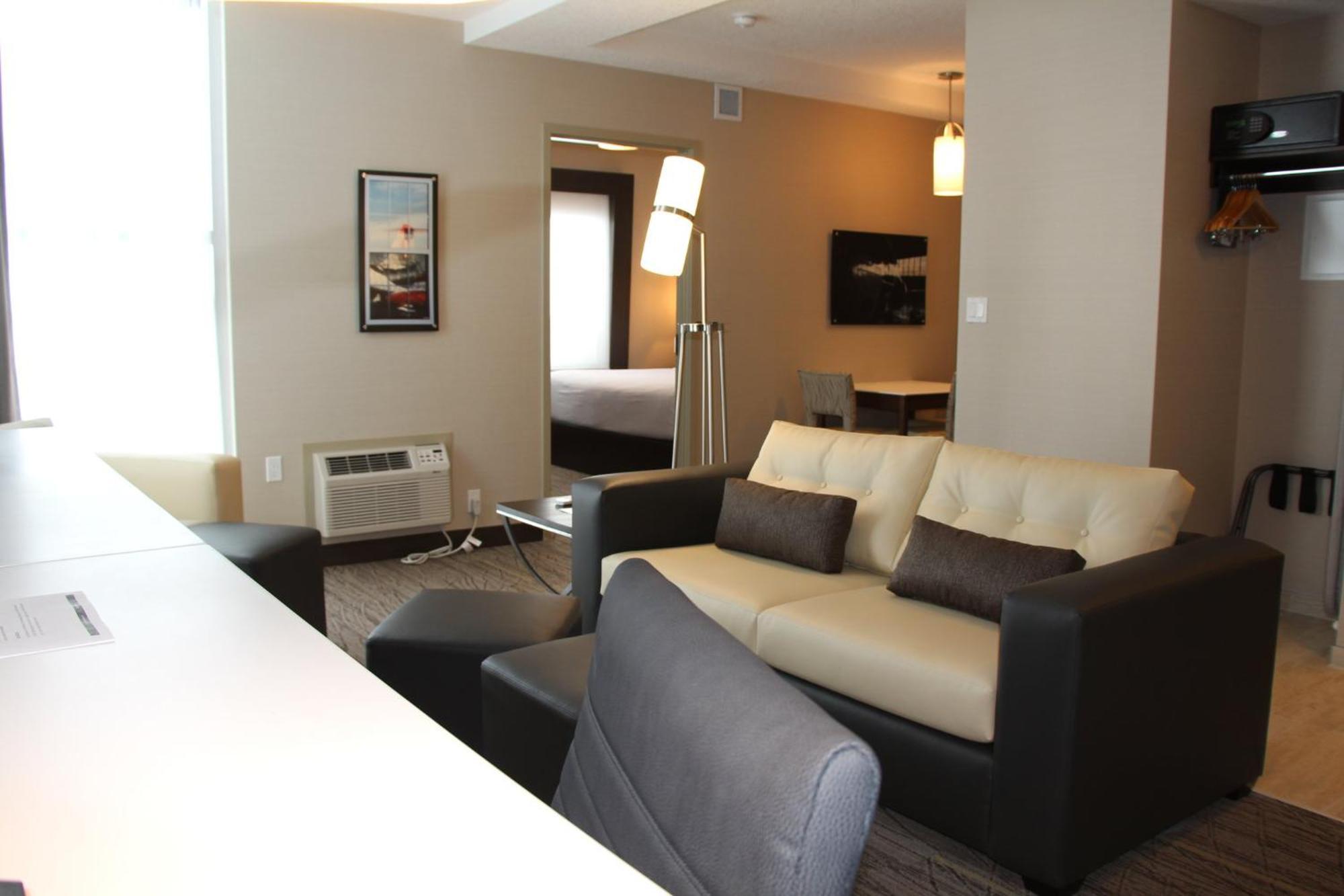 Holiday Inn Express & Suites Cold Lake By Ihg Bagian luar foto