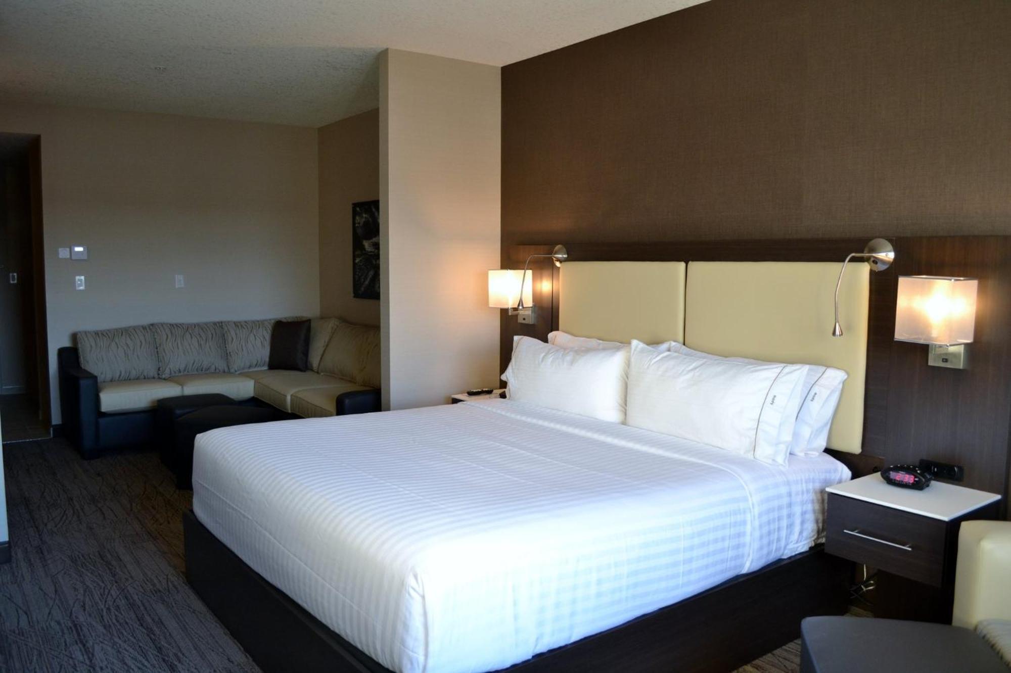 Holiday Inn Express & Suites Cold Lake By Ihg Bagian luar foto